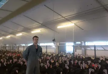 <em class="placeholder">Lionel Rivoal dans l’élevage surveillé par caméra.</em>