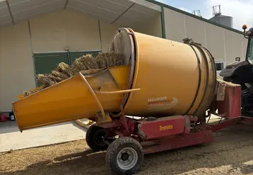 <em class="placeholder">La pailleuse semi-portée est attelée à un tracteur de 110 ch.</em>