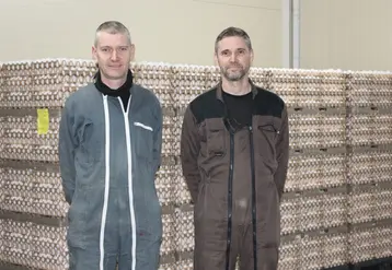 <em class="placeholder">Christophe (à gauche) et Joël Bideau veillent à tous les paramètres pour que les poules se portent bien le plus longtemps possible.</em>