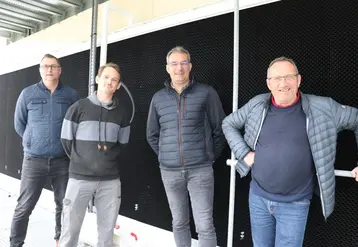 <em class="placeholder">L’éleveur Loïc Thomas et le chef d’élevage Frédéric Vernert (2ème à gauche), entourés de Franck Martin de la Siac (installateur) et de Benoît Pineau de Skov.</em>