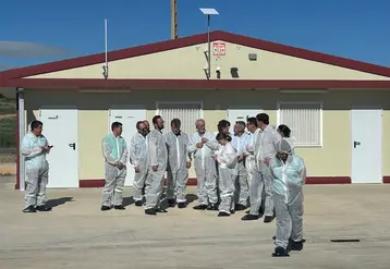 <em class="placeholder">Groupe d'éleveurs et représentants de la filière volaille de chair devant un bâtiment d'élevage catalan, visite organisée par le GIVCB</em>